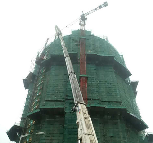 崇川吊车在工地上作业